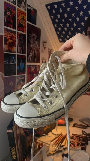 Converse  - Gul/vita converse som har endast använts en gång av mig pga att de var för små. Skavanker är från tidigare ägare då de är begagnade, men bra kvalité för att vara converse liksom, superfina skor!
