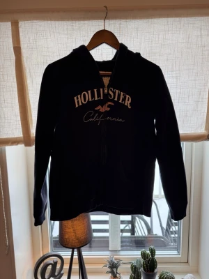 Hollister zip hoodie - Riktigt fet Hollister zip utan några skavanker allts eller liknande tröjan är liten i storleken så skulle säga att den är S till M. Vid frågor om bilder eller liknande är det bara att fråga😄💛