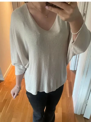 Beige v-ringad blus med trekvartsärm - Säljer en ljusbeige blus med v-ringning och trekvartsärmar. Köpt för 150kr på missay och andvänt 2gånger. Storlek S men passar både xs och m 
