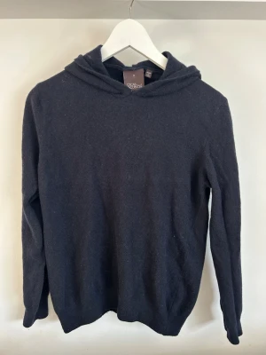 HOODIE ULL-KASHMIR - Oscar Jacobson tröja i storlek S. Den är liten i storlek (skulle mera säga en xs).                                                      NY PRIS 1599 skick 8 av 10 kom pm för mer info😊
