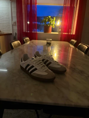 Adidas Samba sneakers vit/svart - Säljer nu mina Addidas Samba pågrund av att dom va för små. Dom är använda 1 gång och är i nyskick låda och kvitto följs me.