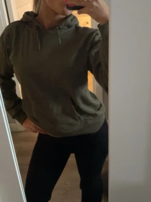 Olivgrön hoodie från ginatricot - Bra skick❣️ passar som xs/s