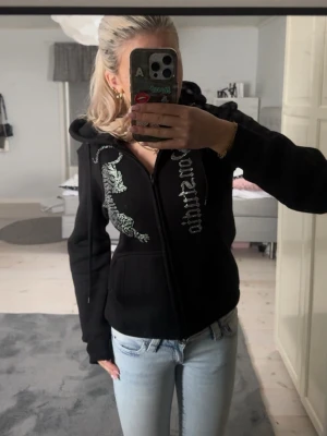 Von studio hoodie - Säljer denna zip up hoodie från von studio då den tyvärr inte kommer till använding längre, väldigt fint skick💓