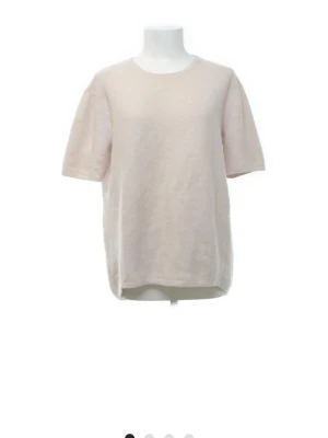 Soft goat tröja - T-shirt från soft goat i Kashmir!! var lite lång därför uppsydd där bak (syns lite på sista bilden),inget som förstör utseendet, snarare bra då den annars hade varit väldigt lång💞💞lite nopprig bara