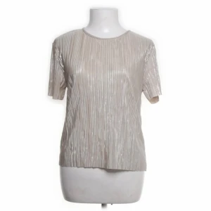 Gina tricot topp - Har själv aldrig använt den men kan vara använd pågrund av den är från sellpy men väldigt bra skick och har inte märk några synliga defekter. Säljer pågrund av att den inte har kommit till användning alls. Passar bra till både vardagen eller som en fest topp! Ställ gärna frågor om det behövs!🫶