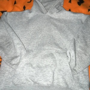 Grå och vinröd hoodie med huva - Två hoodies säljes, en i ljusgrå och en i vinröd färg. Båda har klassisk huva, stor magficka och ribbade muddar vid ärmslut och nederkant. Perfekt för chill dagar och enkel att matcha med jeans eller joggers.