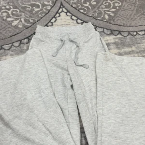 Lågmidjade mjukis - Säljer mina lågmidjade mjukis från gina tricot har haft på mig de några gånger och funkar för både inomhus och utomhus köpte de början av året 2025