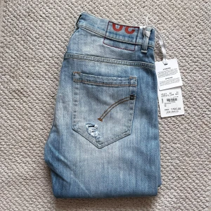 BRAND NEW Dondup jeans George skinny  - HELT NYA Dondup George skinny fit, storlek W30, MEN modellen bär W32 och är 180 cm 75 kg. Mått A: 37 cm. B: 104 cm. Väldigt snygga och sköna! Väldigt bra pris med tanke på att dom är helt nya med nypris på ungefär 2600 sek. Kom gärna med frågor! ✌️