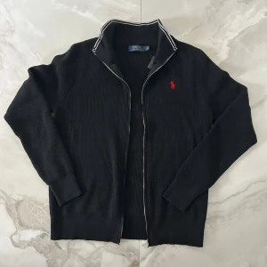 Ralph Lauren Cardigan - Säljer denna fina zippen eftersom det inte är riktigt min stil. Den är helt oanvänd och passar som M. För frågor så är det bara att skriva🤗✍️