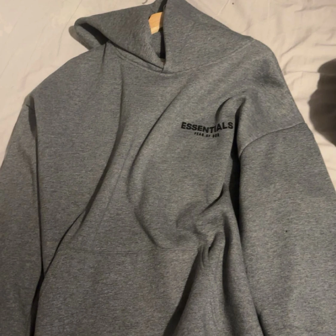 Grå Essentials Fear of God hoodie