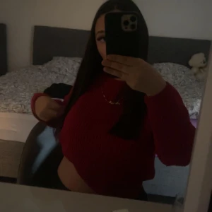 Röd croppad stickad tröja - Säljer en röd croppad stickad tröja med lång ärm. Tröjan har en ribbad struktur och sitter snyggt med en loose passform. Perfekt för dig som vill ha en trendig och bekväm look till hösten eller vintern. Säljer för 80-100