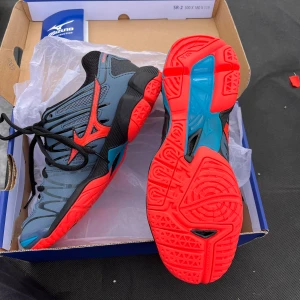 Träningsskor 38 - Mizuno Wave Tornado X2 – Volleybollskor (Dam)  Säljer helt nya Mizuno Wave Tornado X2 volleybollskor i originalkartong. Storlek: EU 38 / US 7.5 / UK 5 / JPN 24.0  ✔️ Nytt och oanvänt par ✔️ Stabilitet och dämpning i toppklass – perfekt för snabba rörelser och hopp ✔️ Lätta och ventilerande material ✔️ Dynamisk design i grå, röd och blå färg ✔️ Levereras i originalkartong  Det här är en proffsmodell från Mizuno, känd för sin hållbarhet och komfort på planen.  Nypris ca 2500kr