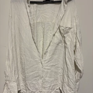 Vit skjorta från 157, storlek M - Vit skjorta från 157 i storlek M. Skjortan har klassisk krage, bröstficka och knappar framtill samt vid ärmsluten. Tillverkad i mjuk bomull och har en avslappnad passform. Perfekt för en clean och enkel stil.(använt 1 gång tidigare) köpte den i M för att jag ville ha den lite oversize, ber om ursäkt för att den är skrynklig, går att strycka jättebra, priset kan diskuteras.