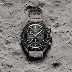 Omega x Swatch MoonSwatch – Mission to Mercury - Säljer en helt ny och oanvänd MoonSwatch Mercury. Klockan kommer komplett med originalbox, samtliga handlingar och kvitto från butik.  Ingår även ett nytt band (värde 600 kr, se bild) för den som vill byta ut originalbandet.