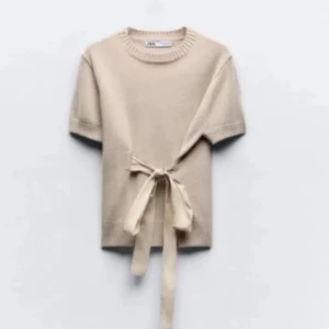 SÖKER!!🥰🥰xs - Söker denna fina knyttoppen ifrån Zara i storlek xs. Pris kan diskuteras💘😚