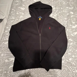 Cotton-Blend-Fleece Hoodie - Stilren kofta perfekt för lite finare dagar till dig. Storlek i 14-16 år men kan kännas lite liten. Inget slitage. Original pris 1195 kr. 