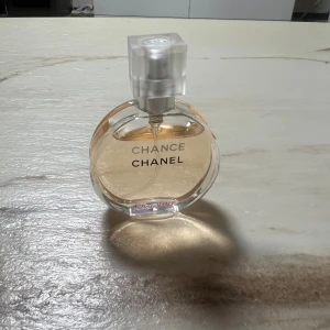 Chanel Chance Eau Vive parfym - Chanel Chance Eau Vive – en ikonisk parfym med stilren design. Perfekt för dig som vill ha en klassiker i samlingen. Flaskans eleganta look gör den till ett måste på hyllan. Passar dig som gillar exklusiva varumärken.