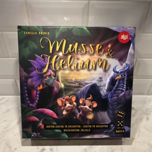 Sällskapsspek Musse & Helium: Jakten på guldosten - Följ med Musse och Helium på ett spännande äventyr! Spelet är baserat på de populära böckerna och bjuder på färgstarka illustrationer, utmaningar och äventyr. Perfekt för unga som gillar fantasifulla berättelser och teamwork. Passar 2-5 spelare från 5 år.