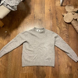 Stickad tröja  - Säljer denna otrolig snygga stickade tröjan från Vailent! Knappt använd har har en riktigt snygg passform och färg, 100% merinoull. Står L men sitter som M. Perfekt nu till hösten/Vintern   Hör av dig vid minsta lilla funderingen!