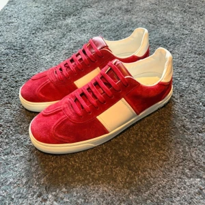 Valentino flycrew - Flycrews i utmärkt skick! Alla nitar kvar och inget heeldrag, mockan är som ny. Storlek 42 1/2, osäker om de passar? Fråga om innermått isåfall. Pris 4000 men är prutbart!