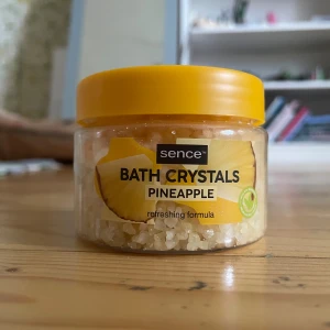 Bath Crystals Pineapple - Sence Bath Crystals Pineapple, 150g, med uppfriskande formula och ananasextrakt. Vegansk produkt med naturliga ingredienser. Förpackningen är i mycket gott skick, utan synliga defekter eller slitage. Perfekt för avkopplande badstunder.