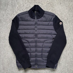 Moncler cardigan  - Tja, säljer en tvär fet mörkblå moncler cardigan i storlek L(passar M) i väldigt bra skick. Modellen är 178cm och jackan har använts ca 10 gånger. Köpte jackan på plick, vill gärna sälja den så snabbt så möjligt så kom med prisförslag💯🍾🍾