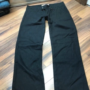 Svarta bootcut byxor W29 L34 - Svarta bootcut kostymbyxor. Dem är väldigt lågmidjade. Tyvärr passar dem inte mig men dem är helt nya.