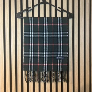 Burberry halsduk  - Grå rutig burberry halsduk | skick 9/10 | Hör gärna av dig vid minsta fundering😊