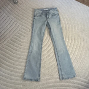 Low Waits jeans - Ljusblå lågmidjade ”ultra low”  jeans från Gina, figurnära passform med lite utsvängda ben💕 oanvända, köpt för 499. Fråga inte om bild på, får inte på mig dessa🙃                                                                               MÅTT Innerbenslängd: 79cm Midjemått tvärs över: 35cm  Midjehöjd: Ca 16-18cm  Över låret: Ca 18cm