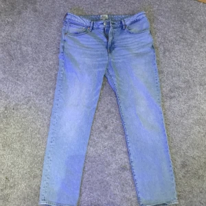 Blå jeans från H&M Essentials - Säljer ett par ljusblå jeans från H&M storlek regular 36/32. Använda ett par gånger men inga defekter. 