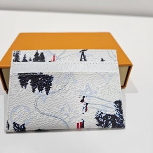 L och V plånbok  - Stilren plånbok, Perfekt för dig som gillar att ha något unikt. Tveka inte att höra av dig om du är intresserad, bra pris vid snabb affär 🤝🌹💯