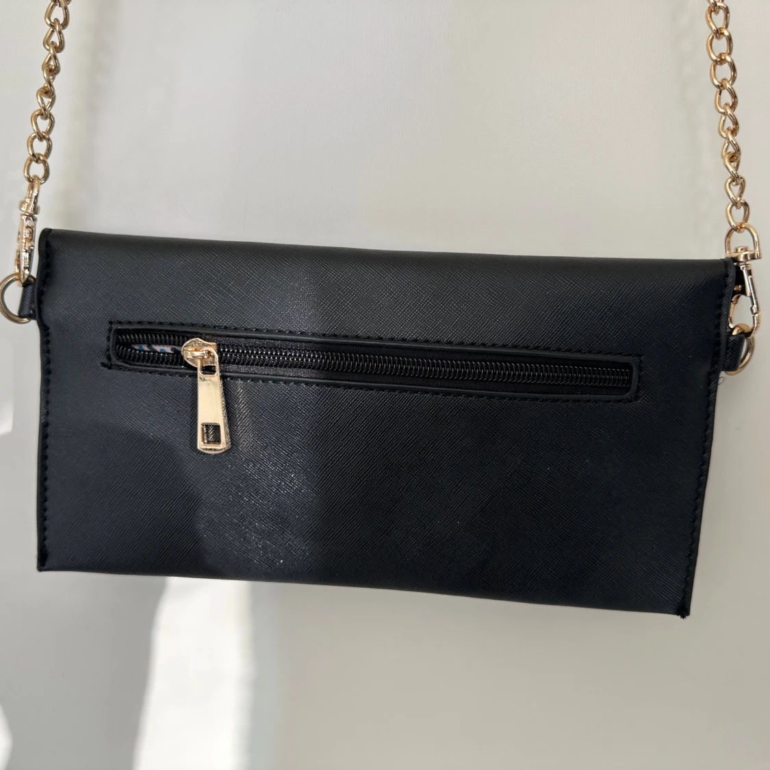 Svart kuvertväska med guldkedja - 4