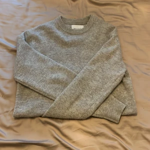 Grå merinoulltröja från Vailent XS - Supermjuk och stilren grå stickad tröja från Vailent i merinoull. Klassisk rund halsringning och ribbade muddar vid ärmslut och nederkant. Perfekt för lager-på-lager under kyliga dagar. Ny pris 700 kr mitt pris 400 aldrig använd ändats prövad 