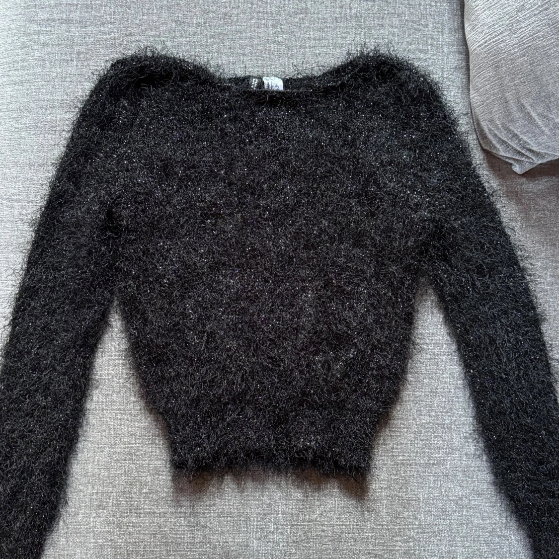 Svart fluffig stickad tröja Divided