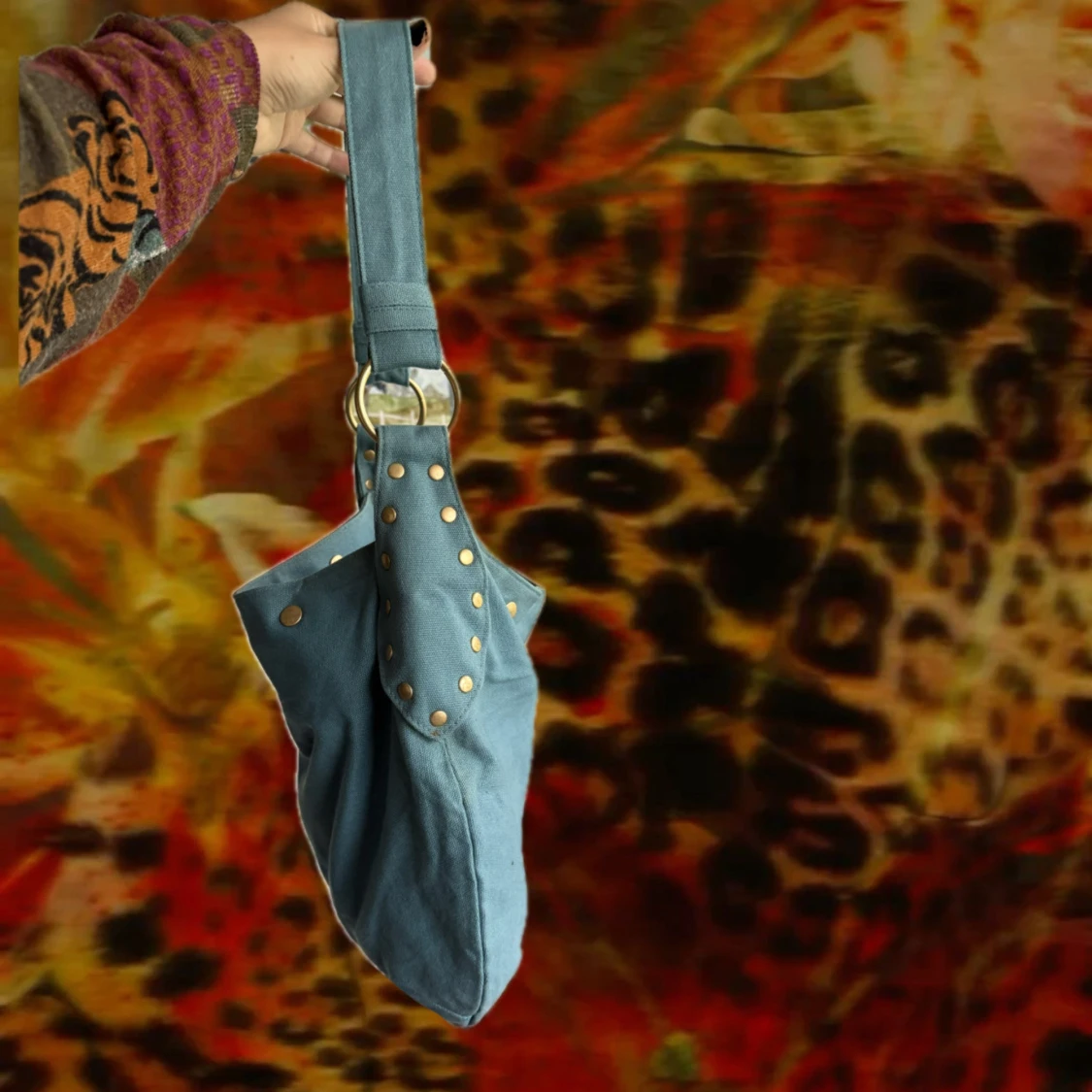 Blå axelväska med nitar och ringar - 2