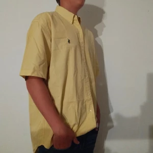 Ralph Lauren skjorta  - Jättebra skick och skitskön. Står att de är M men passar L. Kolla profilen för mer Ralph Lauren kläder och följ gärna detta konto.