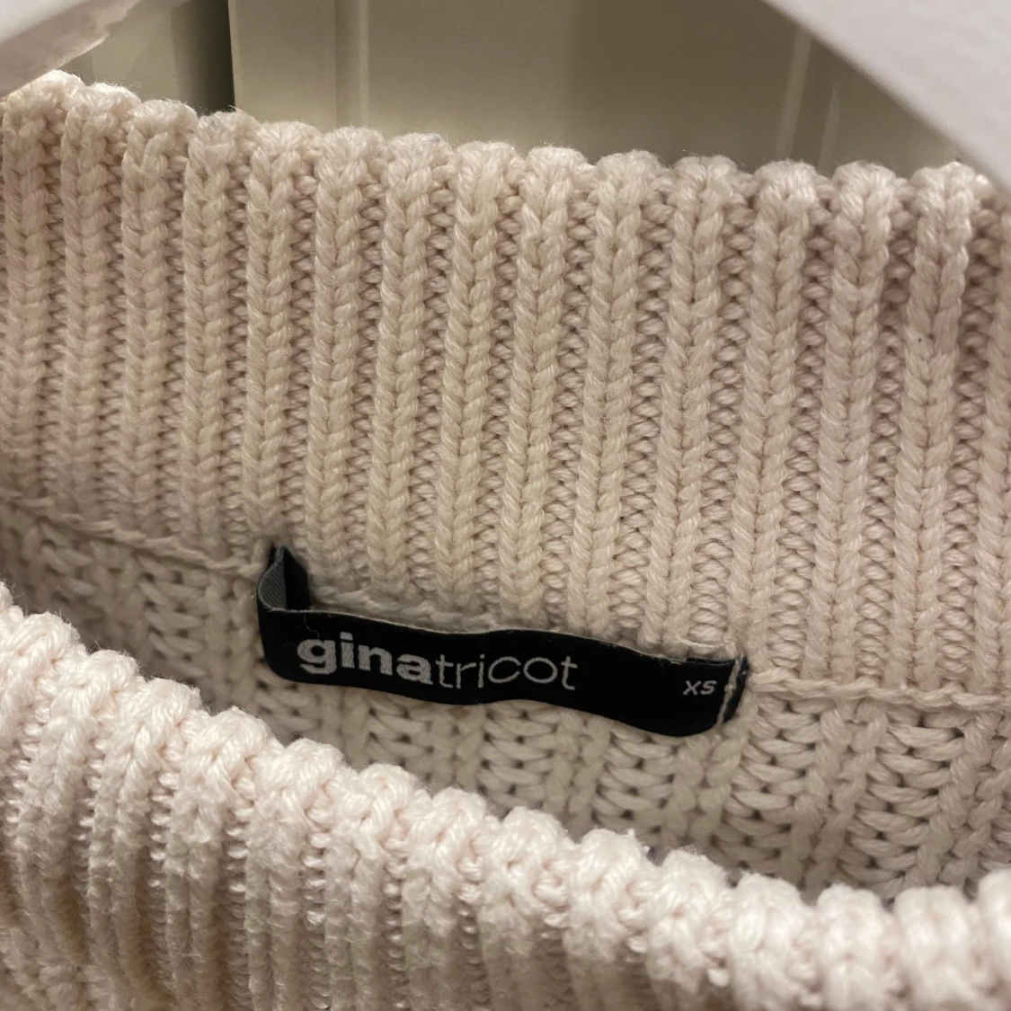 Beige stickad tröja från Gina Tricot - 1