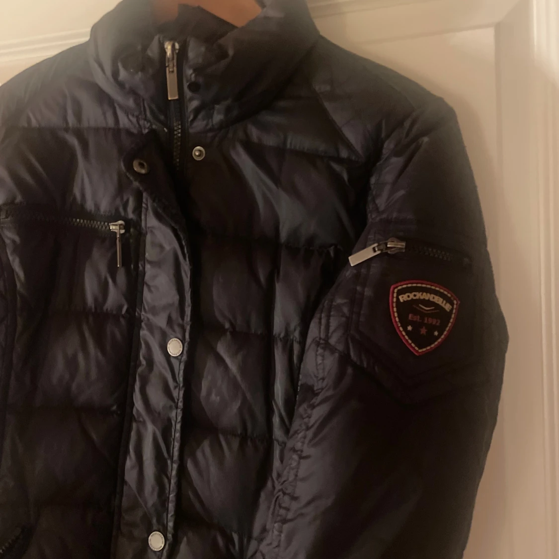 Svart dunjacka från Rockandblue
