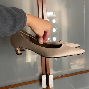 Beige pumps med låg klack från Zara - Skulle säga att de passar en 38 då de är lite små i storleken, men originalstorleken är 39.  Stilrena pumps från Zara i beige satinliknande material. Skorna har spetsig tå och låg klack, vilket ger en elegant och modern look. Perfekta för dig som vill ha en klassisk men trendig sko med en twist.  