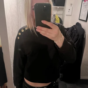 Sweatshirt - Guld knappar på ena axeln 