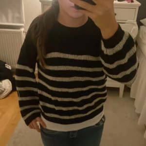 Svart och vit randig stickad tröja MNG - Säljer en svart stickad tröja från MNG med vita horisontella ränder💗