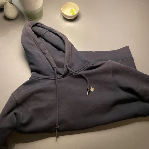 Morris hoodie - Säker nu denna riktigt snygga Morris hoodien i st Xs, bara höra av dig vid frågor eller funderingar och pris kan absolut diskuteras!