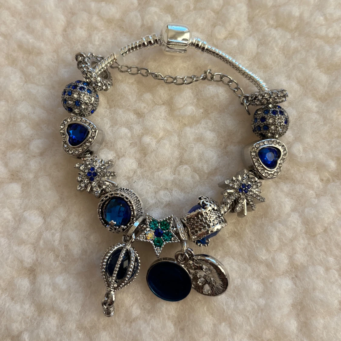 Pandora liknade armband med blå berlocker - 1