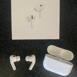 Trådlösa hörlurar - Snygga och populära hörlurar med aktiv brusreducering och trådlös laddningsetui. Hörlurarna och etuiet är oanvänt i obruten förpackning. Perfekt för musik, samtal och träning.