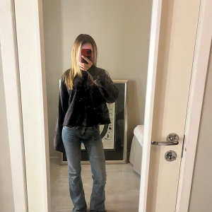 Svart unik tjocktröja från H&M - Tröjan är croppad och har lite långa ärmar samt rundad hals. Materialet är mjukt och känns som bomull. Har använt den ungefär 5 gånger. 