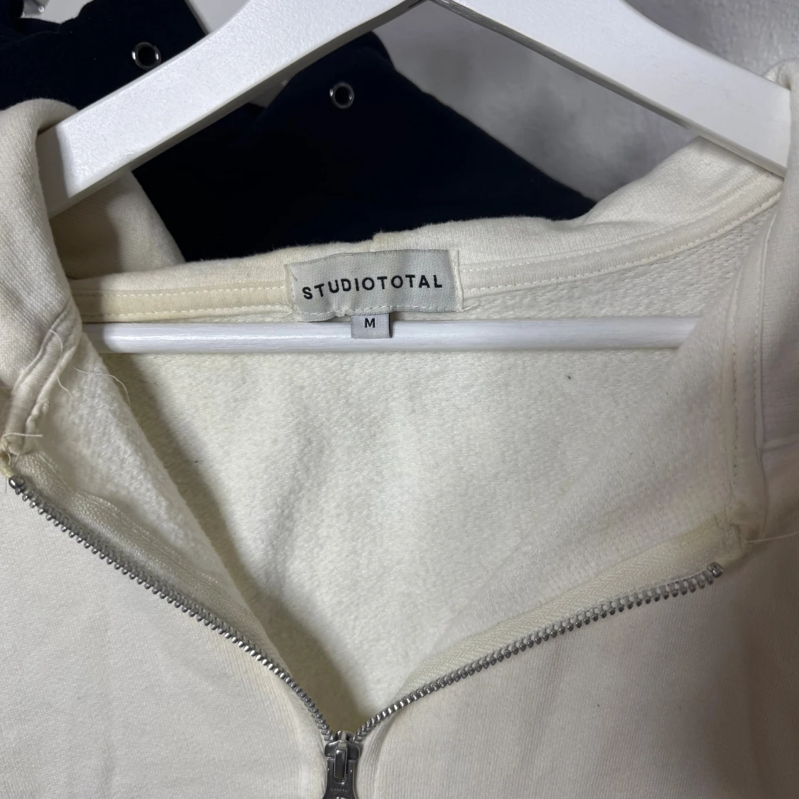 Vit hoodie med dragkedja Studio Total - 2