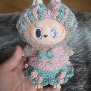 Virkade labubu kläder - Söta handgjorda labubu kläder i ljusrosa och mintgrön. Perfekt för att ge din labubu docka en gullig och unik look.