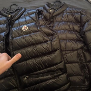 Moncler väst  - Moncler väst ny skick storlek S Pris 899kr