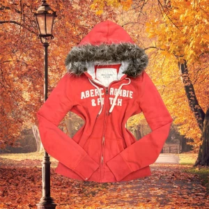 Abercrombie & Fitch  - ✨ Säljer en unik fur hoodie från märket (A&F) ✨ Pälsen är ditsatt i efterhand för en personlig och trendig look. Storleken är (M), men den kan även passa (S) beroende på önskad passform. Eftersom plagget är second hand kan mindre defekter jag missat förekomma! – se gärna min bio för mer info.  💎 Priset är fast och ej förhandlingsbart.  Tvättråd: Handtvätta i ljummet vatten, var försiktig med pälsen, alternativt tvätta tröjan i en tvättpåse i tvättmaskinen 30-40grader. Undvik torktumlare.