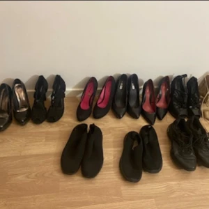 Svarta pumps och sneakers mix - Samling med svarta pumps och sneakers i olika modeller. Pumpsen har både spetsig och rund tå, vissa med klack och inslag av rosa innersula. Sneakersen är helsvarta med platt sula och sportig look. Perfekt för dig som gillar klassiska och stilrena skor.mycket bra skick köper du allt gör jag bra paketpris, pris från 90 kr/st. Storlek 38,39,40